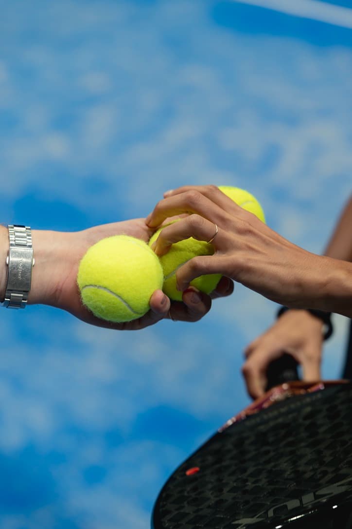 Händer som ger bollar